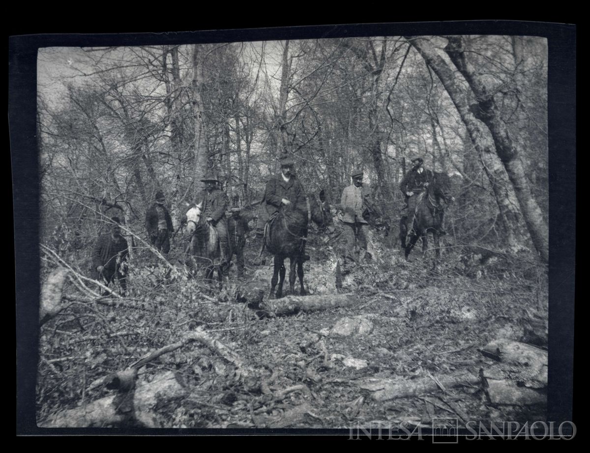 Bernardino Nogara e altri uomini con cavalli nella foresta di Ciucùr Avù, 1908 (fotografo sconosciuto)