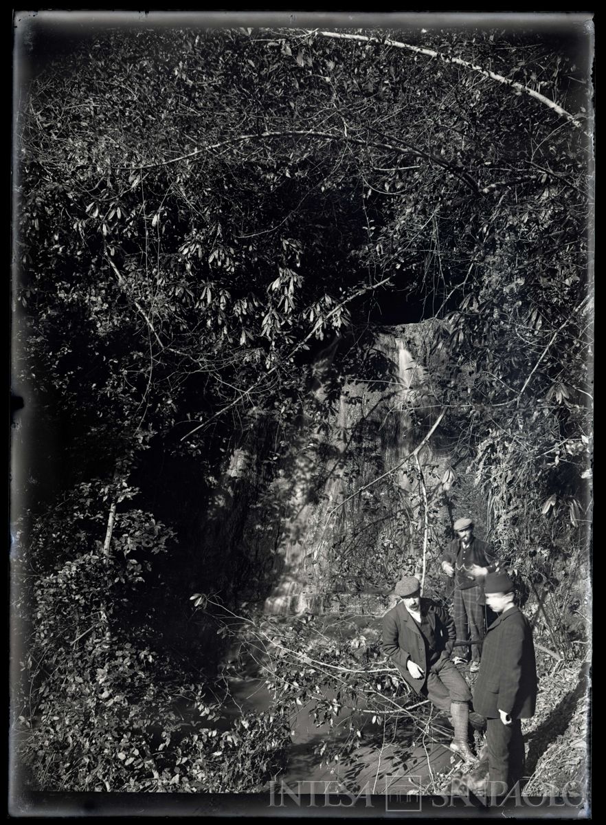 Bernardino Nogara e altri uomini nella foresta di Ciucùr Avù, 1908 (fotografo sconosciuto)