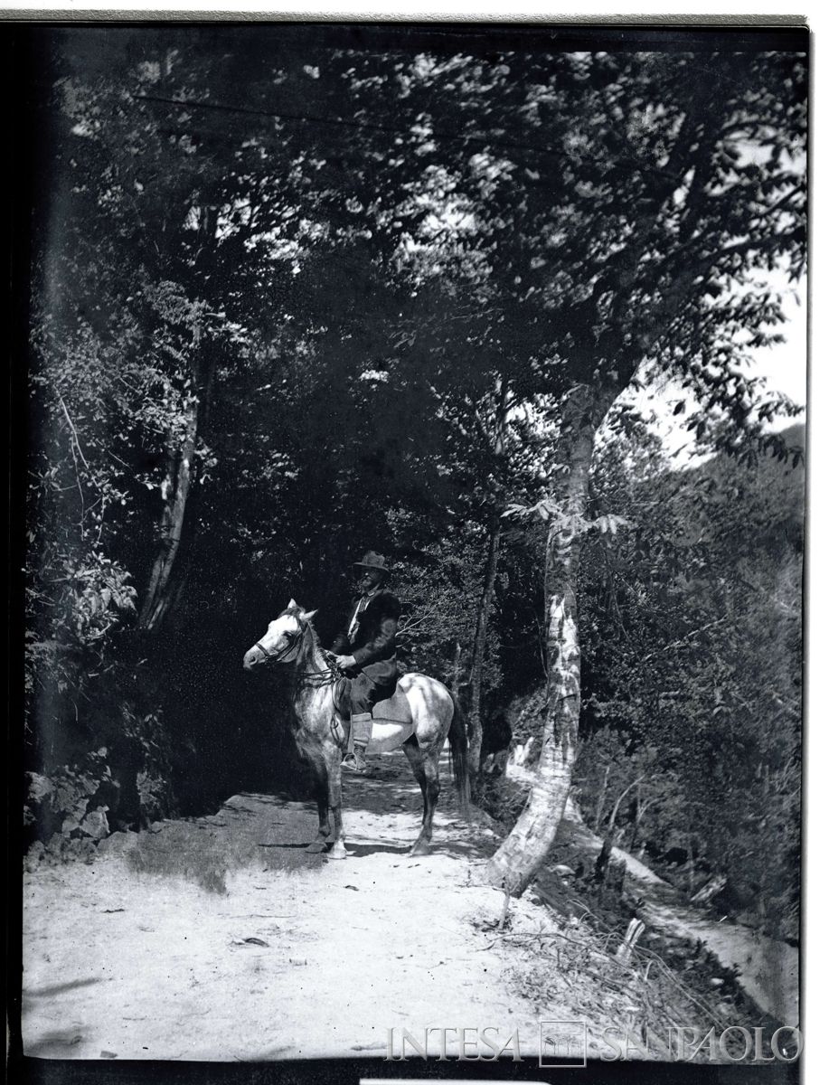 Bernardino Nogara a cavallo lungo una strada, 1908 (fotografo sconosciuto)