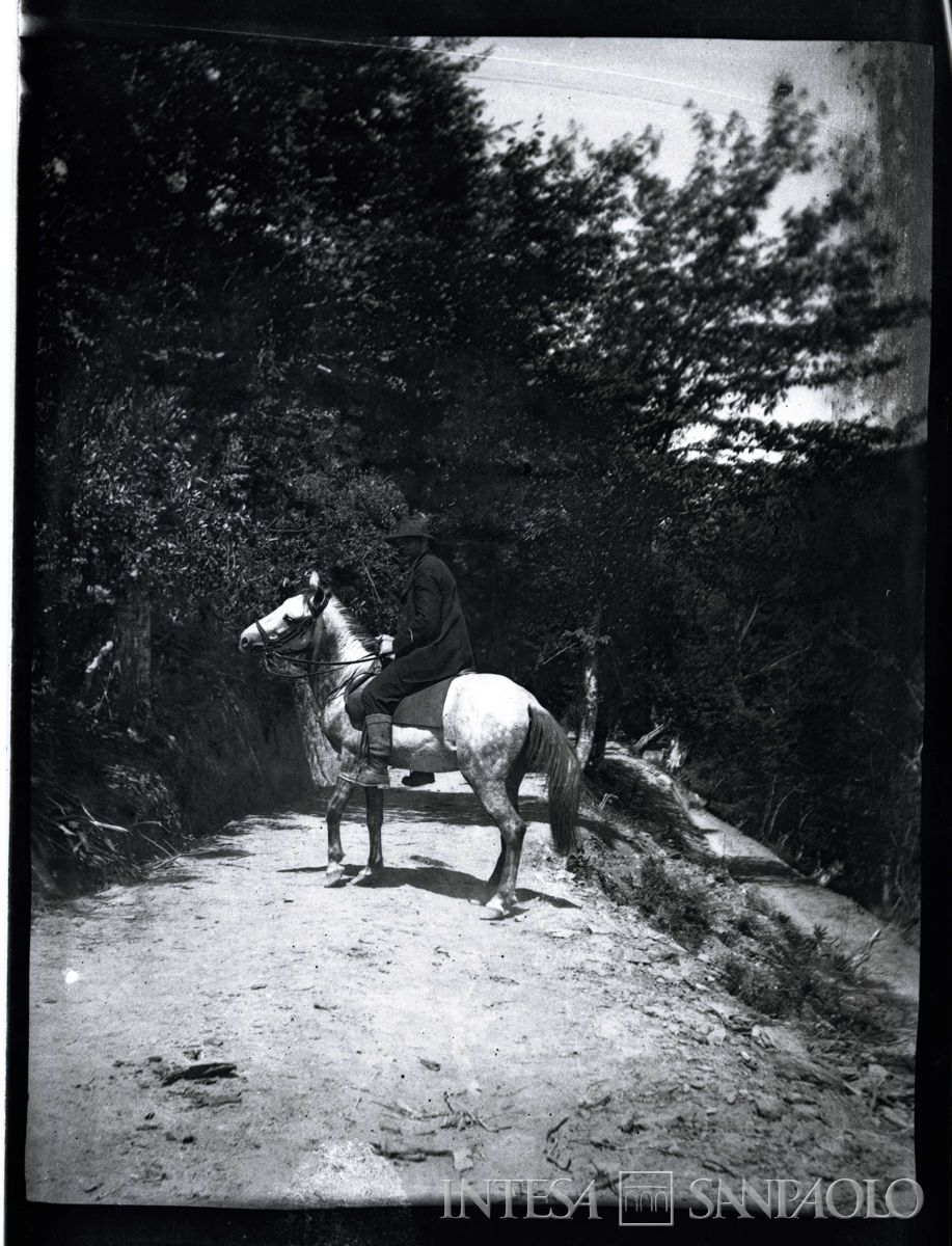 Bernardino Nogara a cavallo lungo una strada, 1908 (fotografo sconosciuto)