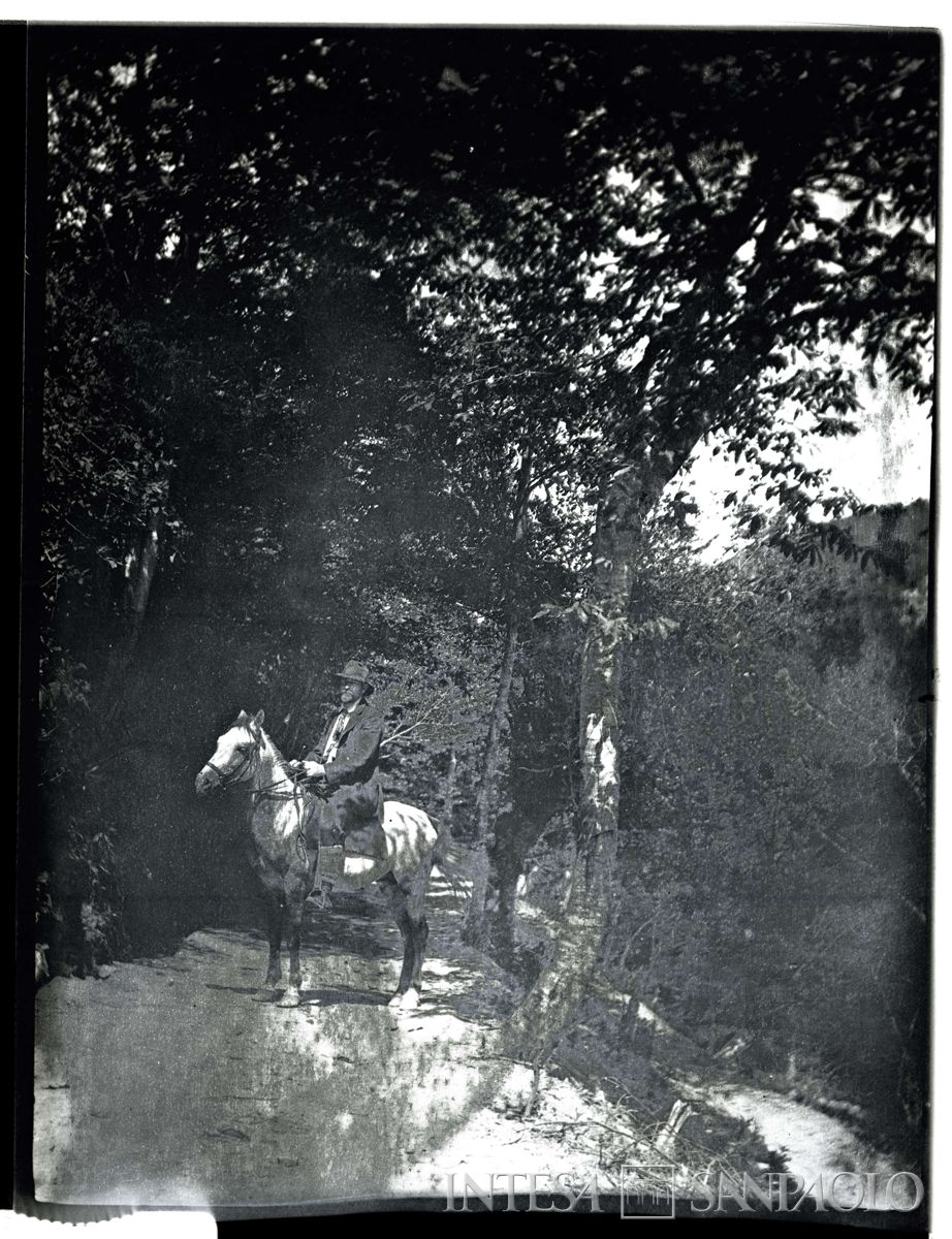 Bernardino Nogara a cavallo lungo una strada, 1908 (fotografo sconosciuto)