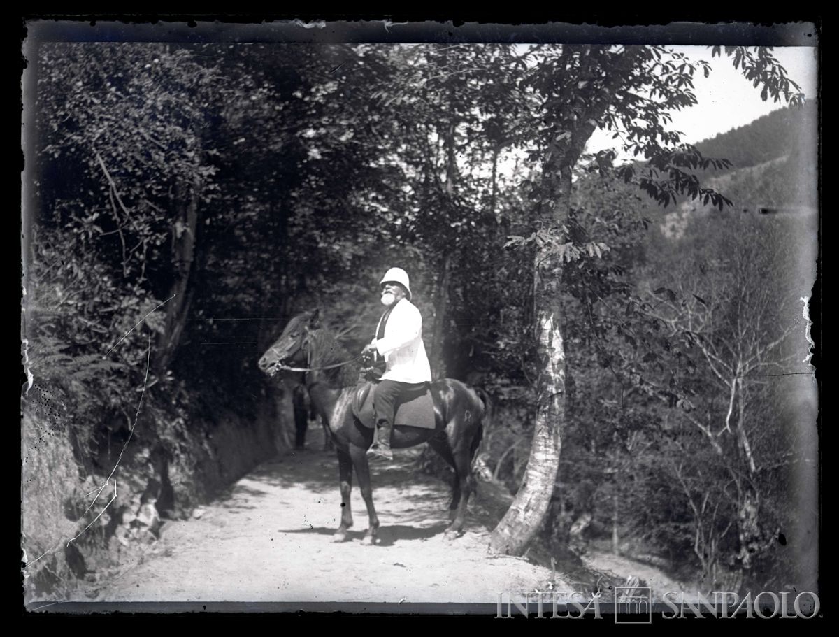 L'ingegner Paganini a cavallo lungo una strada, 1908 (fotografo sconosciuto)