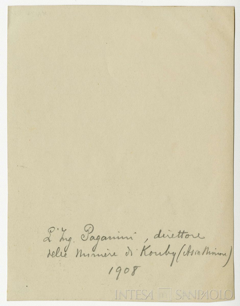 Ingegner Roberto Paganini e gruppo di adulti nei pressi di un molo del Mar Nero, 1908 (Giulio Martelli), verso