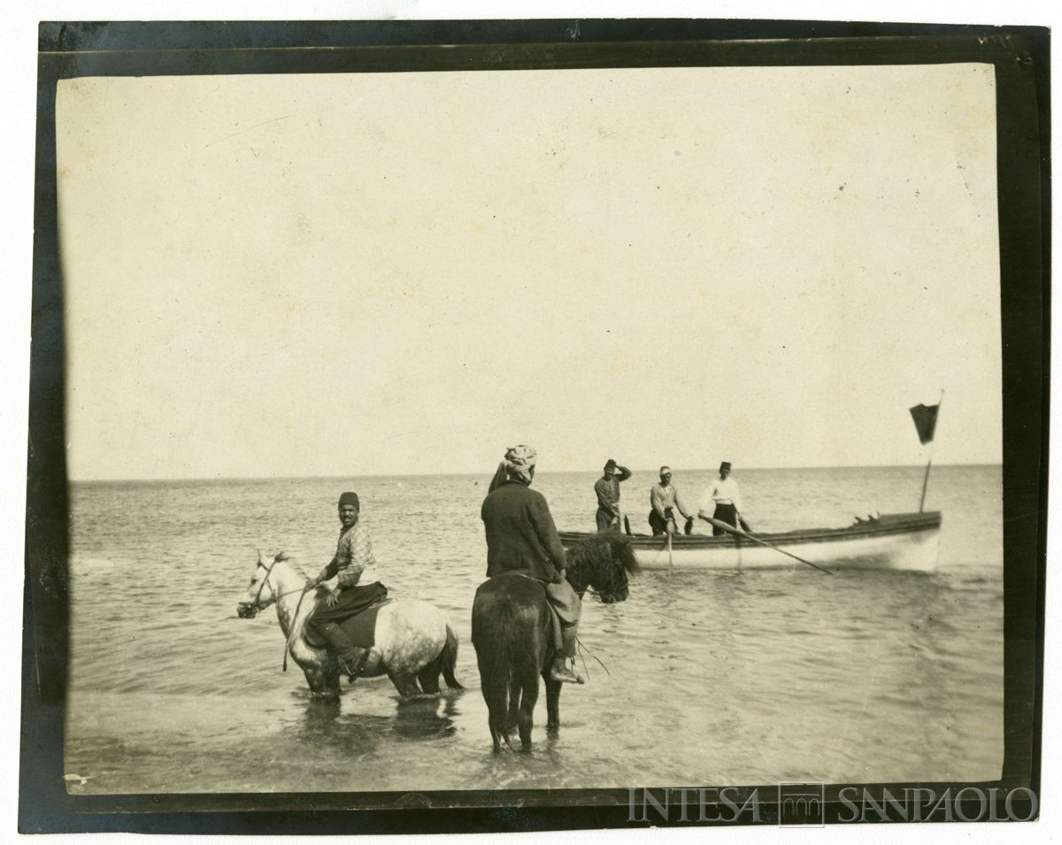 Uomini a cavallo e su un'imbarcazione nei pressi di un molo del Mar Nero, 1908 (Giulio Martelli)
