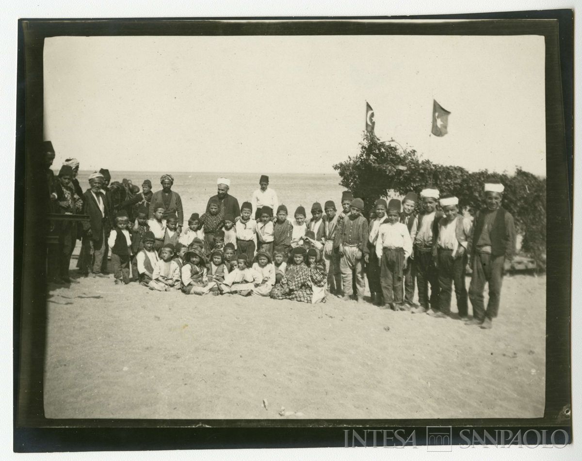 Gruppo di adulti e bambini nei pressi di un molo del Mar Nero, 1908 (Giulio Martelli)