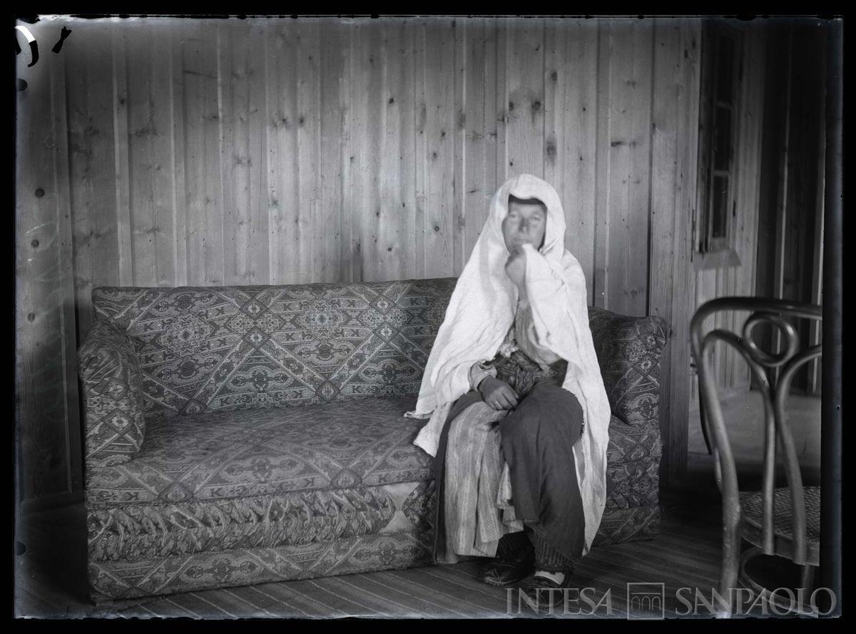 Donna turca in interno, 1904 - 1914 (fotografo sconosciuto)