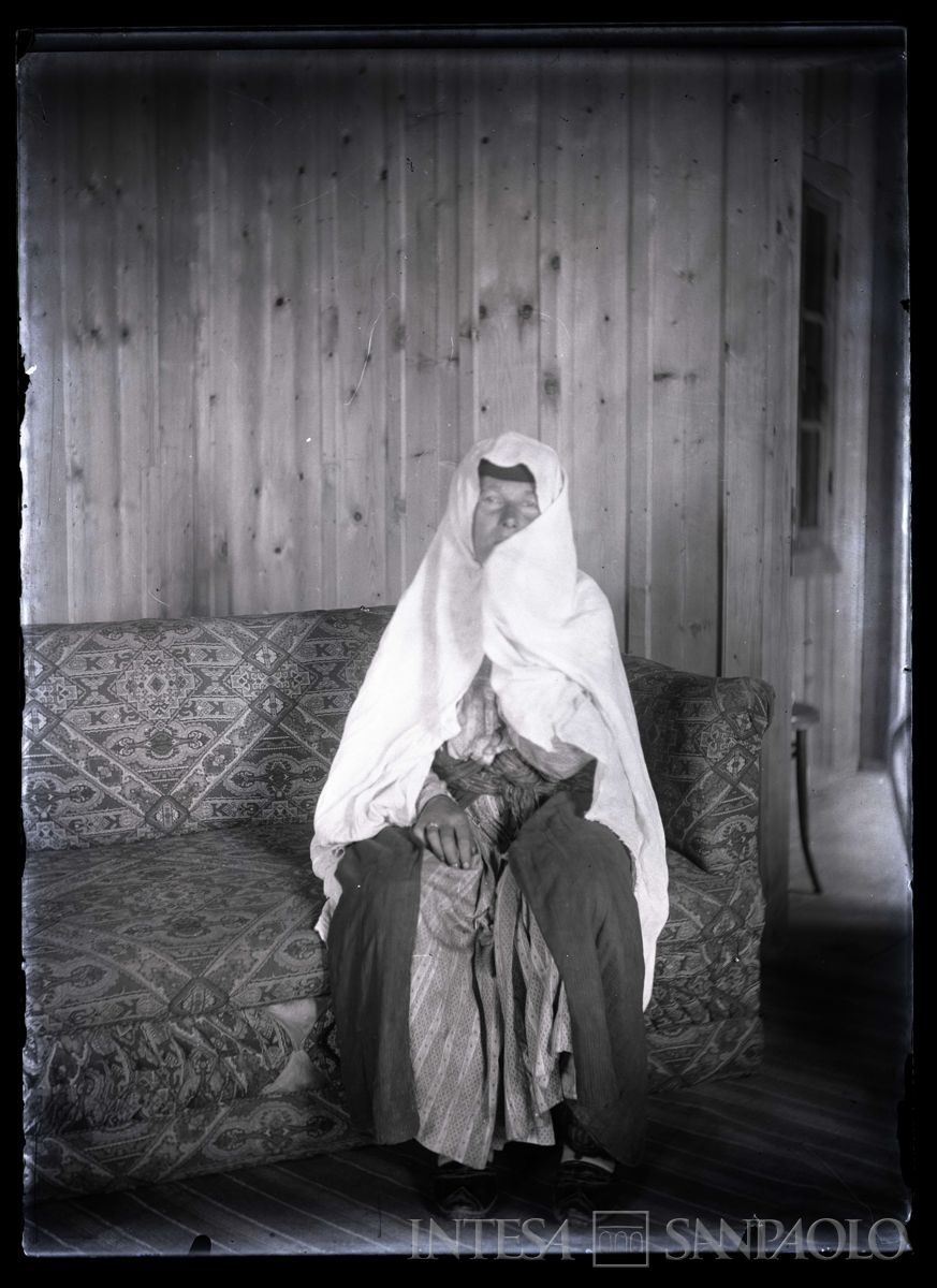 Donna turca in interno, 1904 - 1914 (fotografo sconosciuto)