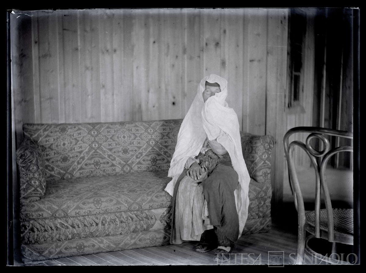Donna turca in interno, 1904 - 1914 (fotografo sconosciuto)