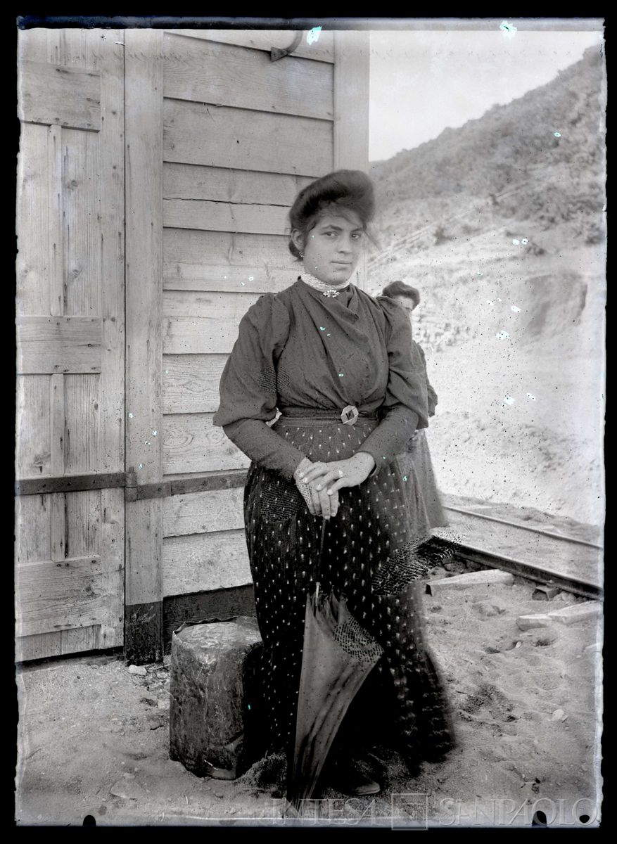 Donna turca in esterno, 1904 - 1914 (fotografo sconosciuto)