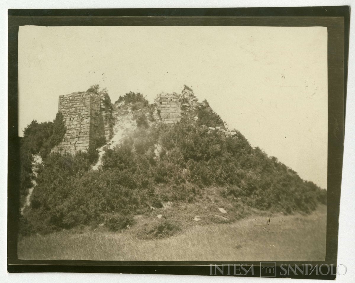 Rovine di un forte antico nei pressi di Fillos, 1908 (Giulio Martelli)