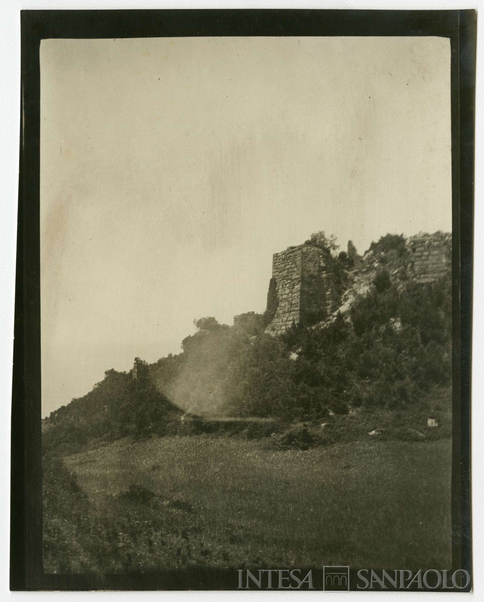 Rovine di un forte antico nei pressi di Fillos, 1908 (Giulio Martelli)