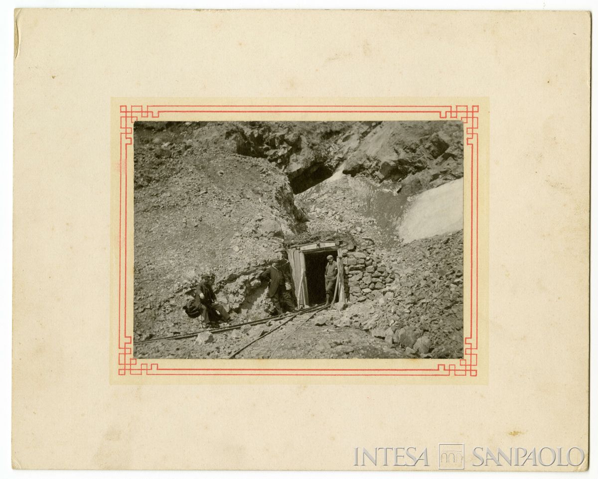 Nogara e altre persone all'imbocco di una miniera in Bulgaria, 1903-1907 (fotografo sconosciuto)