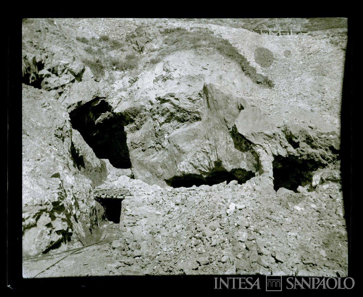 Imbocco di miniera in Bulgaria, 1903-1907 (Bernardino Nogara)