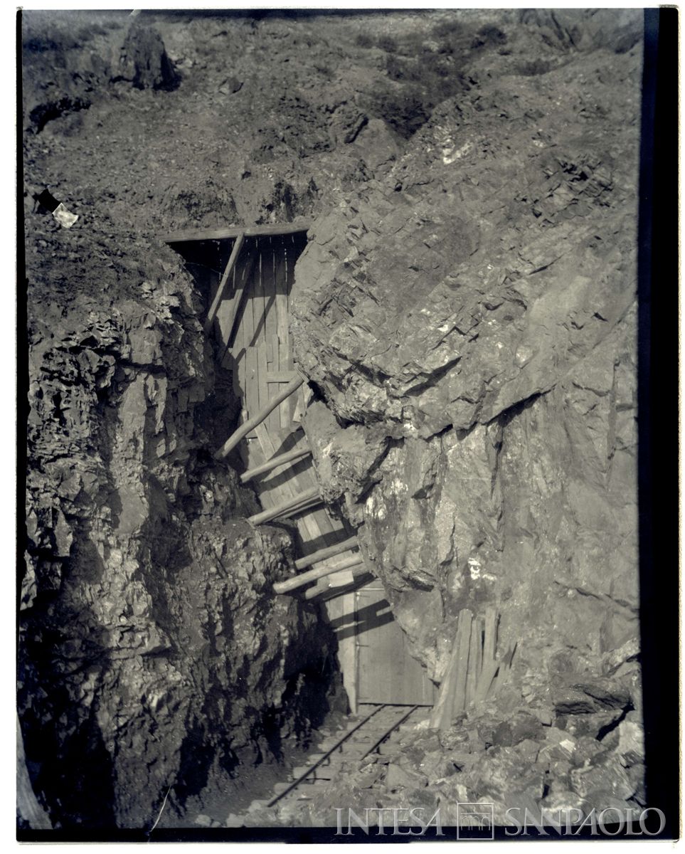 Imbocco di miniera in Bulgaria, 1903-1907 (Bernardino Nogara)