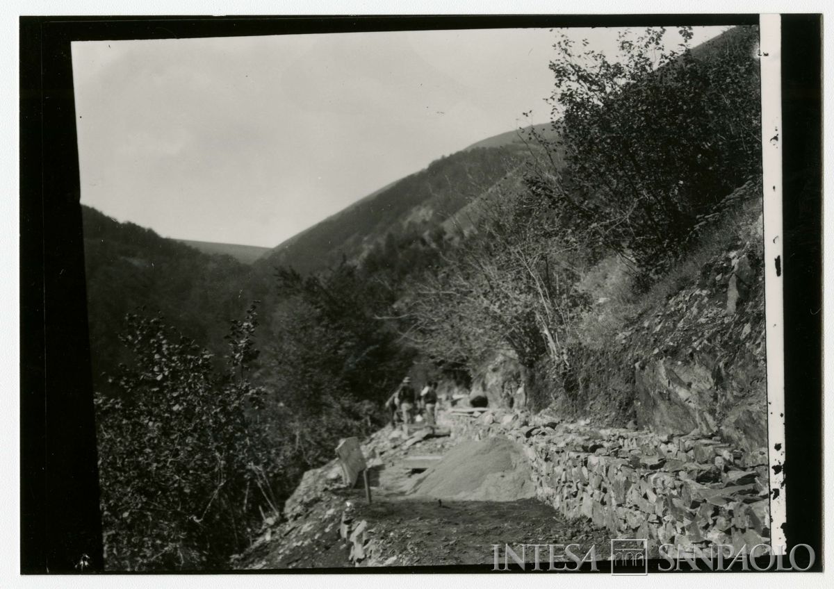 Progressione dei lavori per la realizzazione di una strada con rotaia, 1903-1907 (Bernardino Nogara)
