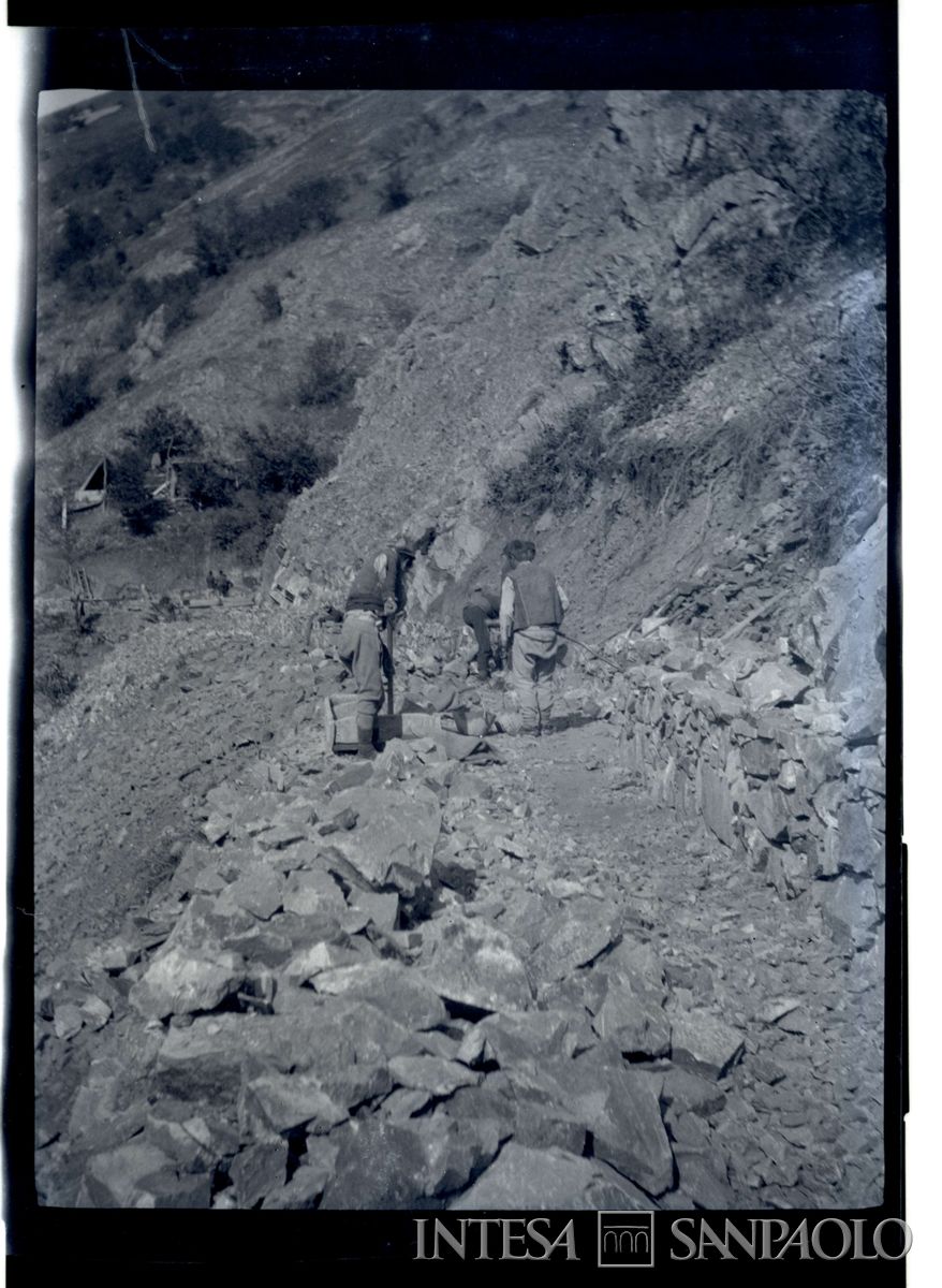 Progressione dei lavori per la realizzazione di una strada con rotaia, 1903-1907 (Bernardino Nogara)