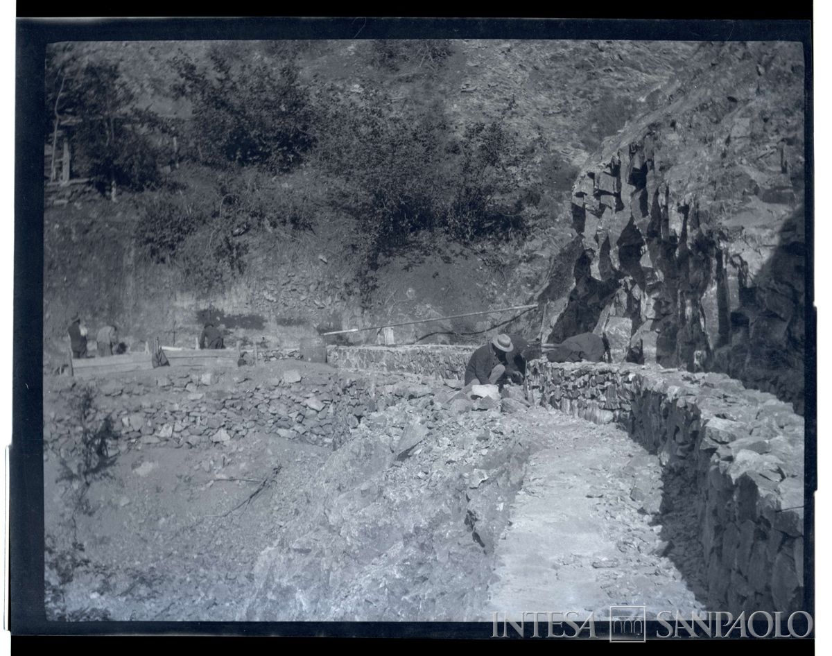 Progressione dei lavori per la realizzazione di una strada con rotaia, 1903-1907 (Bernardino Nogara)