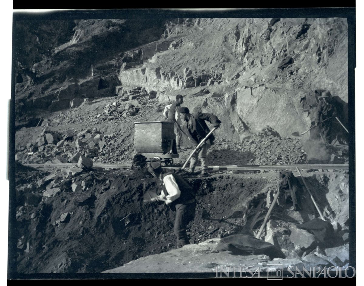 Scavi lungo una rotaia, 1903-1907 (Bernardino Nogara)
