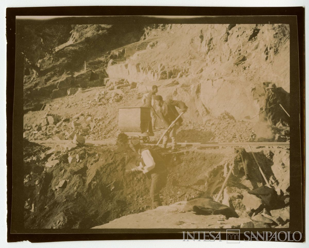 Scavi lungo una rotaia, 1903-1907 (Bernardino Nogara)