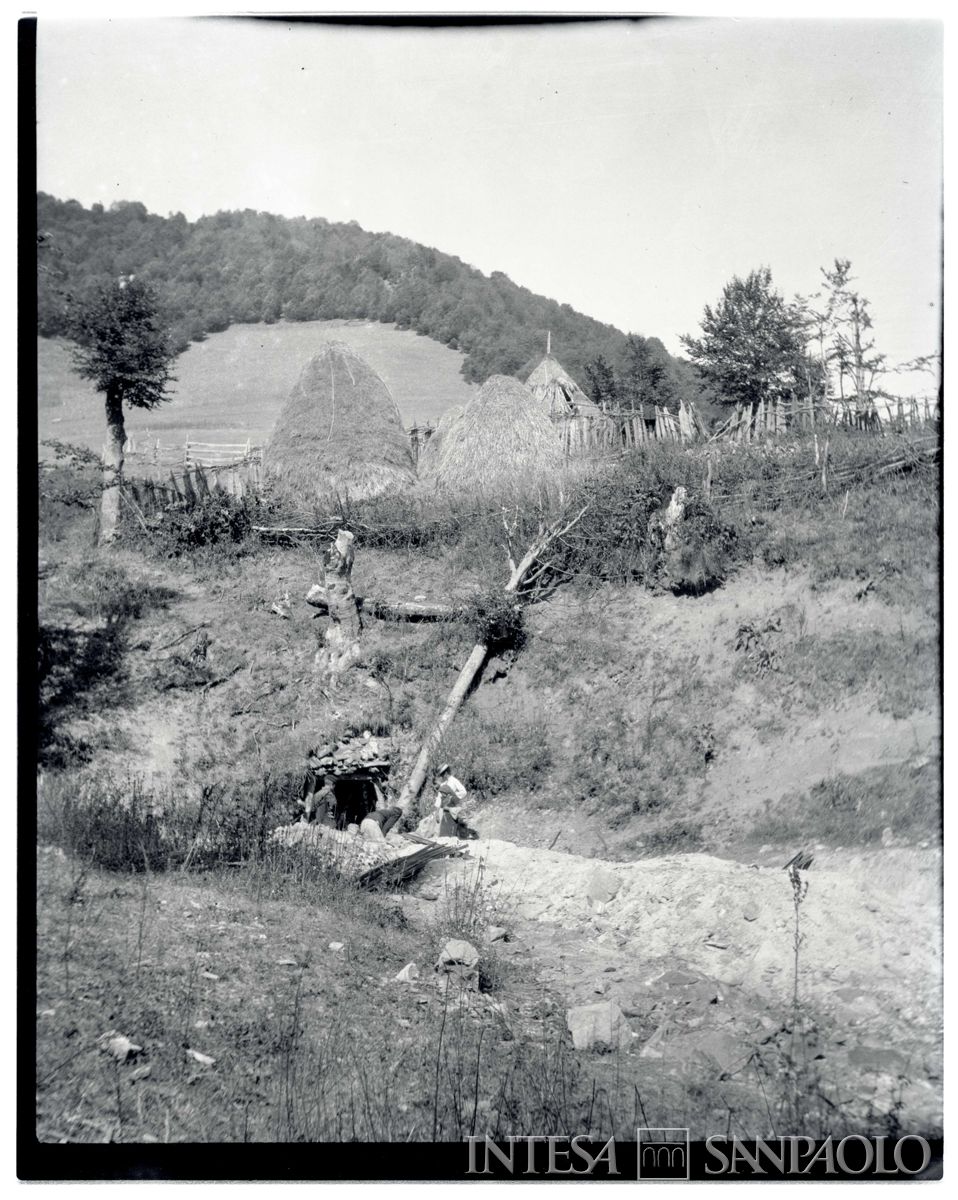 Lavori per la costruzione di una rotaia e villaggio con capanne, 1903-1907 (Bernardino Nogara)