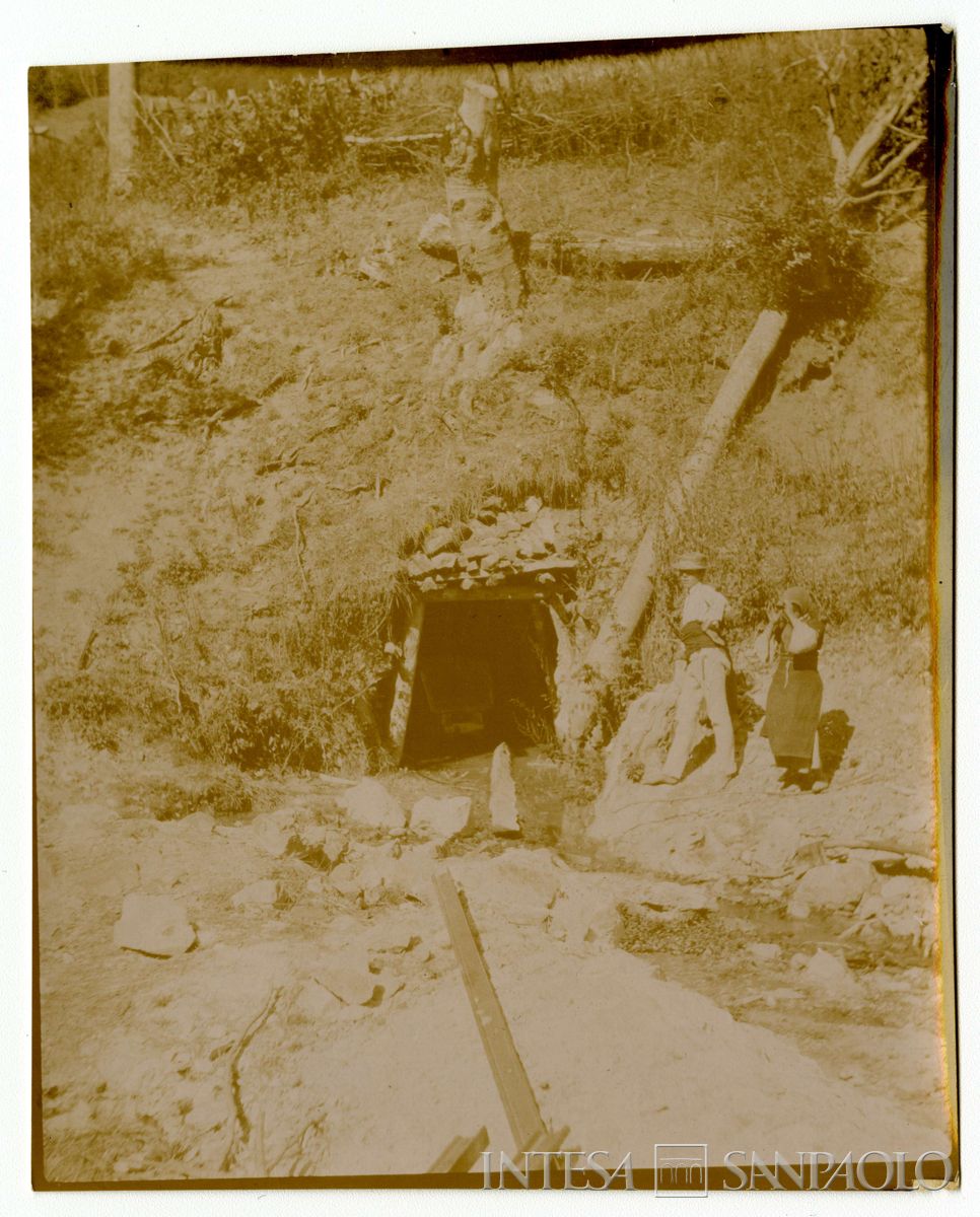 Imbocco della galleria di una miniera, 1903-1907 (Bernardino Nogara)