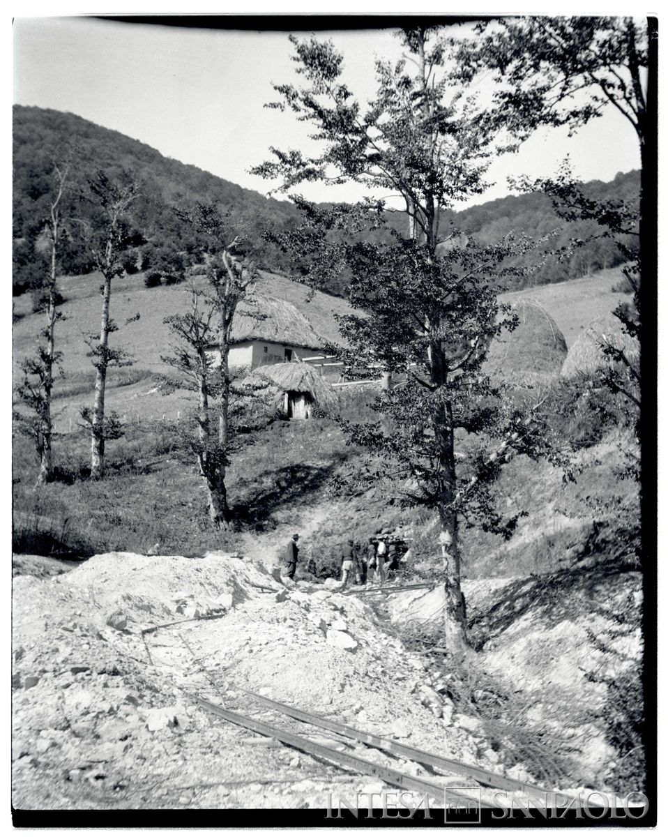 Lavori per la costruzione di una rotaia e villaggio con capanne, 1903-1907 (Bernardino Nogara)