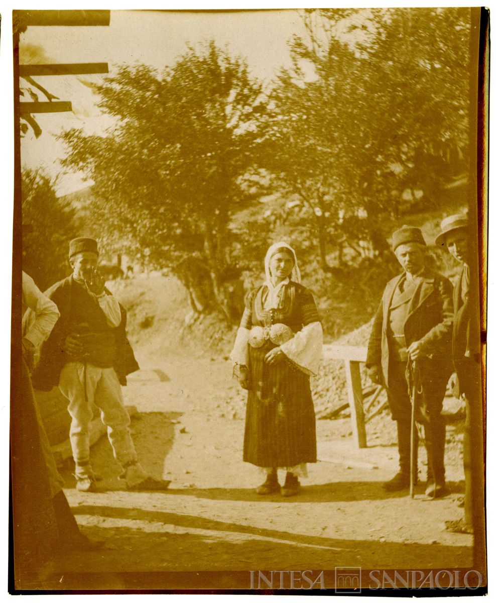 Persone locali all'aperto in Bulgaria, 1903-1914 (Bernardino Nogara)