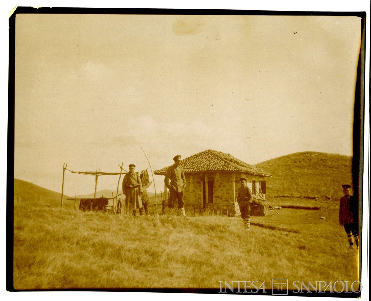 Uomini armati in gruppo all'aperto in Bulgaria, 1903-1914 (Bernardino Nogara)