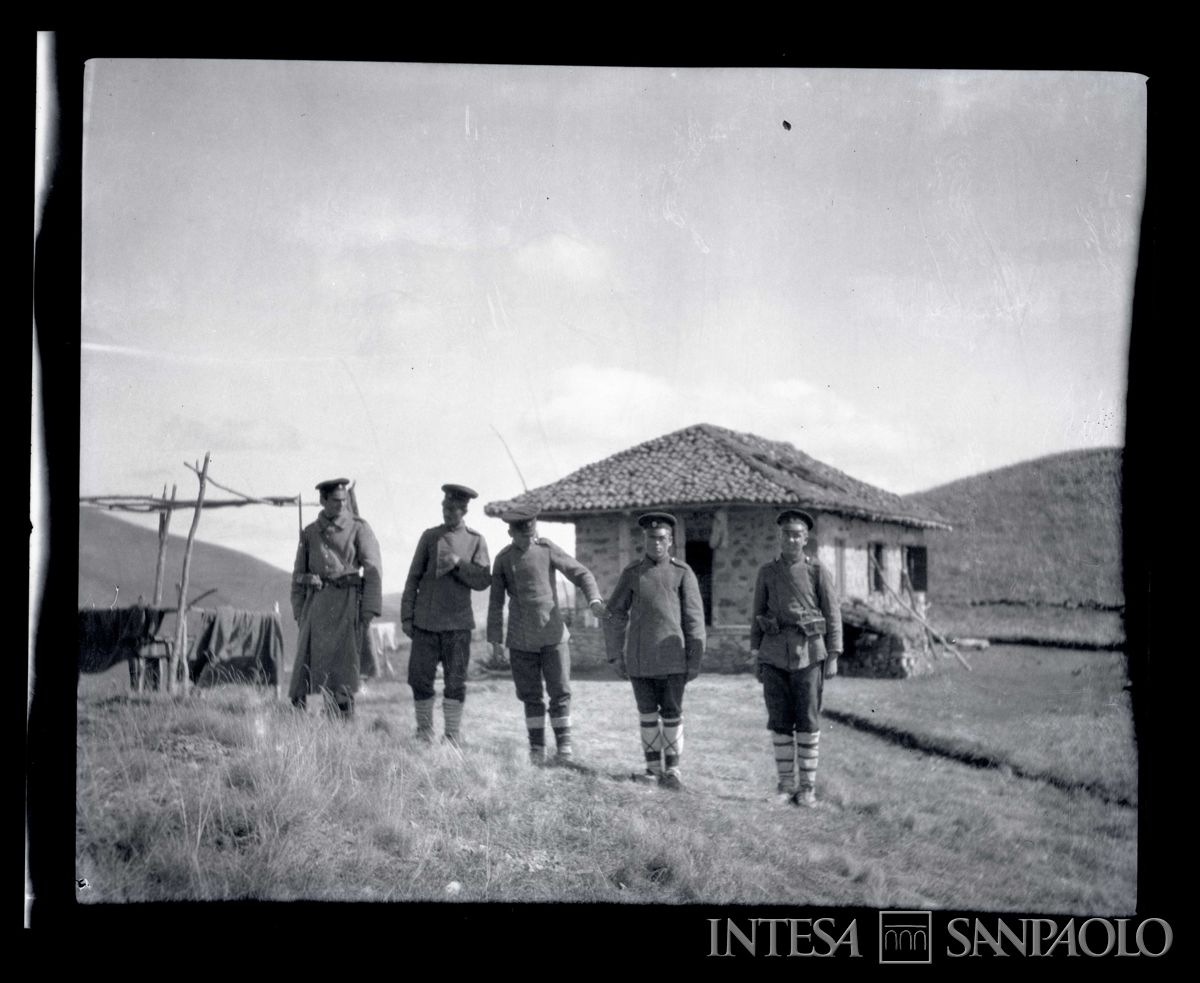 Uomini armati in gruppo all'aperto in Bulgaria, 1903-1914 (Bernardino Nogara)