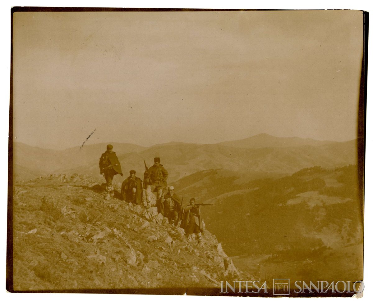 Uomini armati in gruppo all'aperto in Bulgaria, 1903-1914 (Bernardino Nogara)