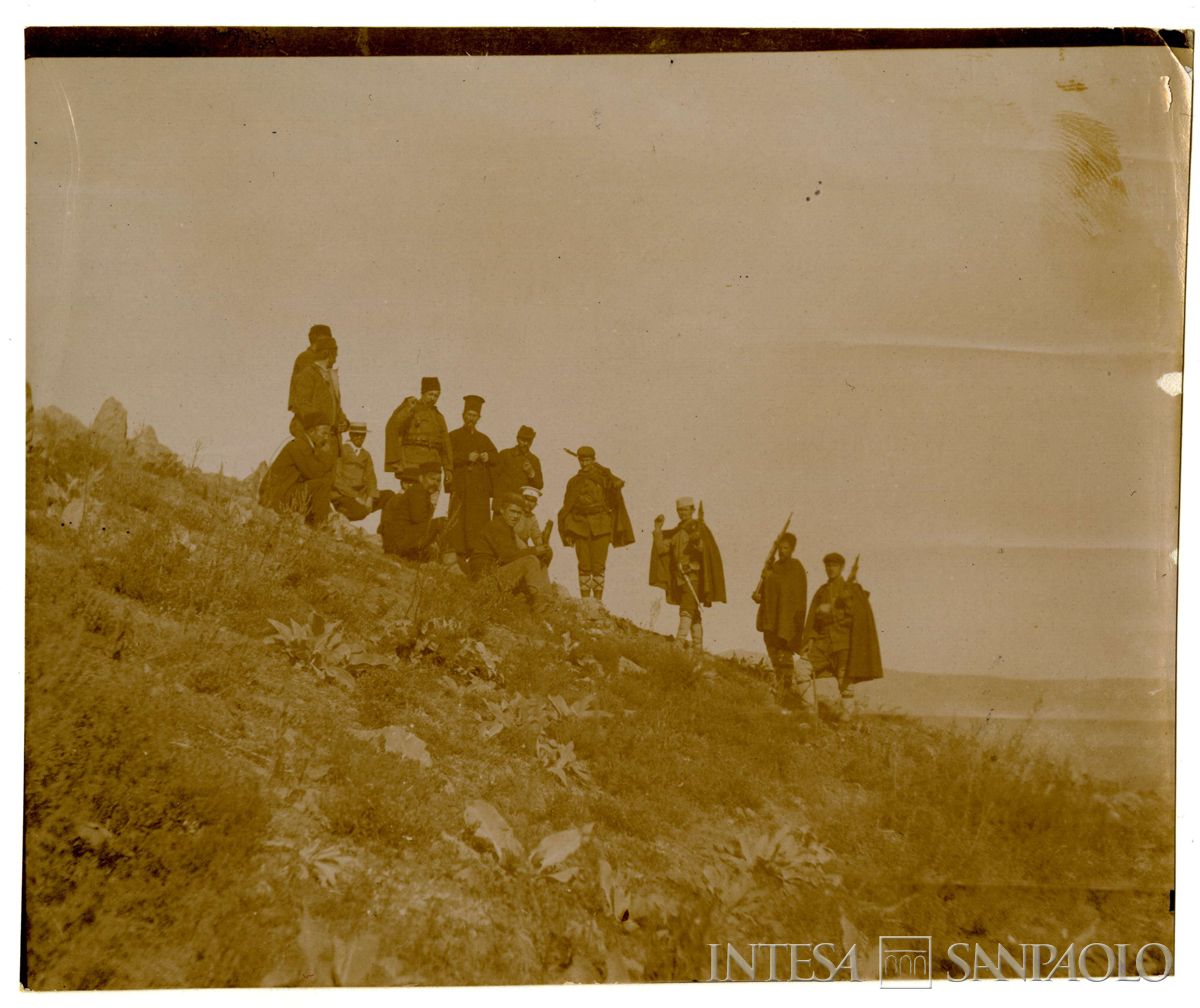 Uomini armati in gruppo all'aperto in Bulgaria, 1903-1914 (Bernardino Nogara)
