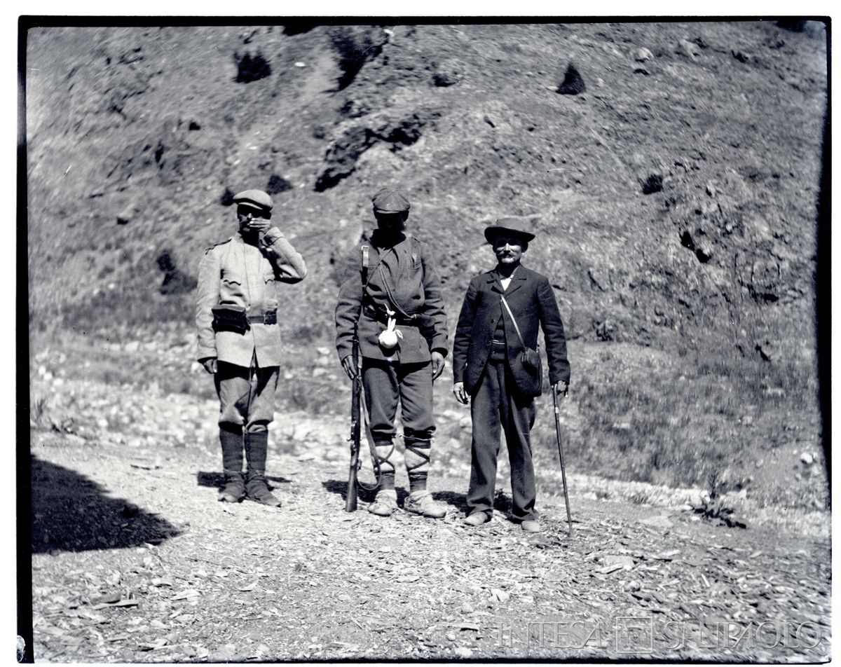 Uomini armati in gruppo all'aperto in Bulgaria, 1903-1914 (Bernardino Nogara)