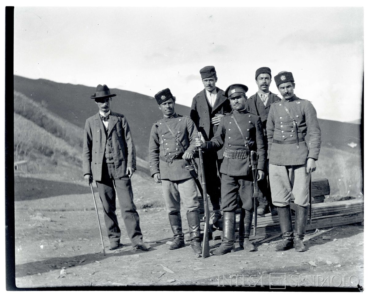 Uomini armati in gruppo all'aperto in Bulgaria, 1903-1914 (Bernardino Nogara)