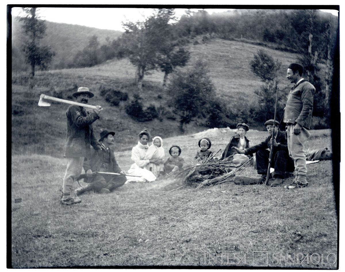 Ester Nogara con i figli e alcune persone bulgare all'aperto, 1905 circa (Bernardino Nogara)