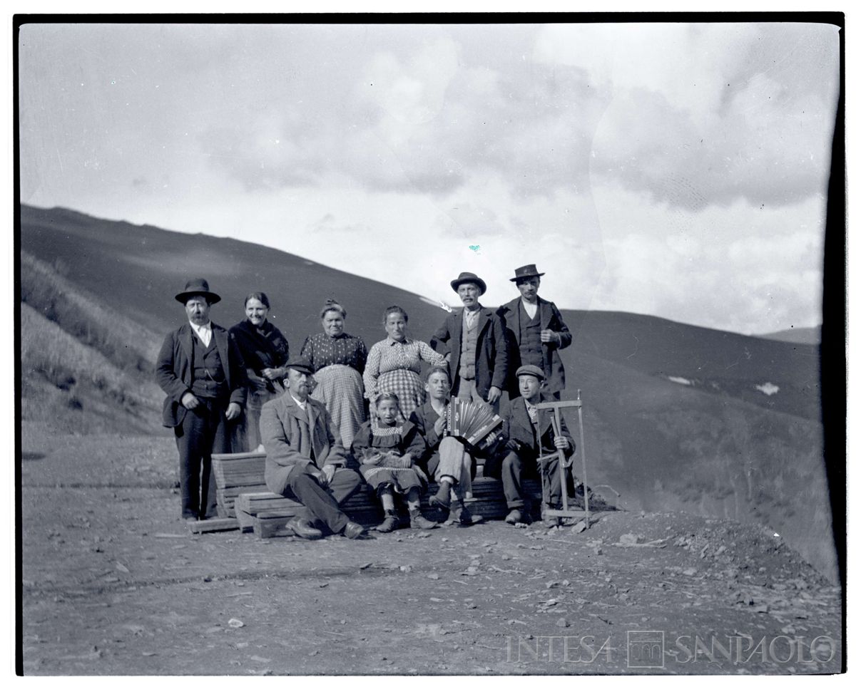 Foto di gruppo di uomini, donne e bambini bulgari con strumenti musicali, 1905 circa (Bernardino Nogara)