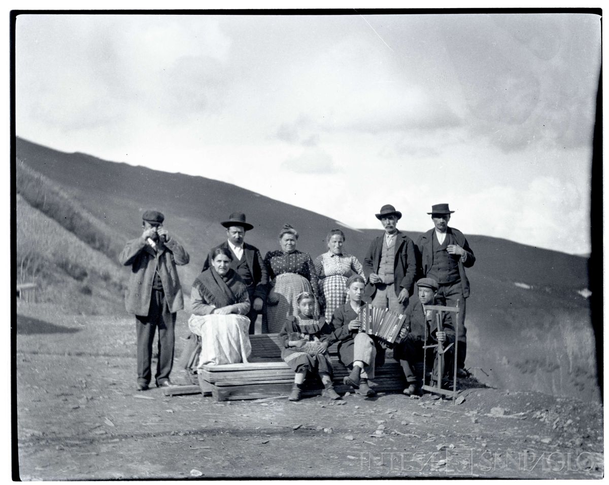 Foto di gruppo di uomini, donne e bambini bulgari con strumenti musicali, 1905 circa (Bernardino Nogara)
