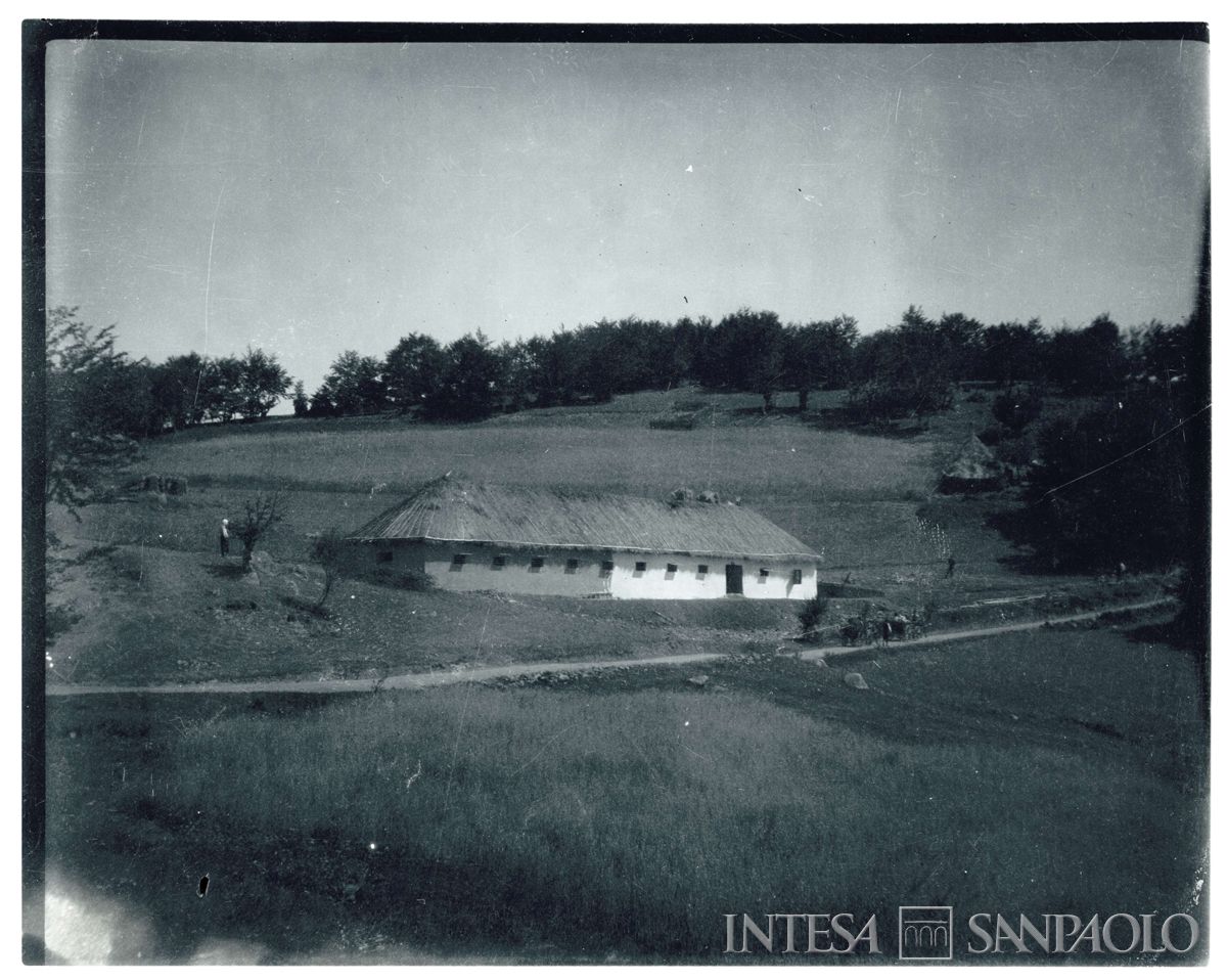 Edificio con tetto di paglia, 1905 circa (Bernardino Nogara)