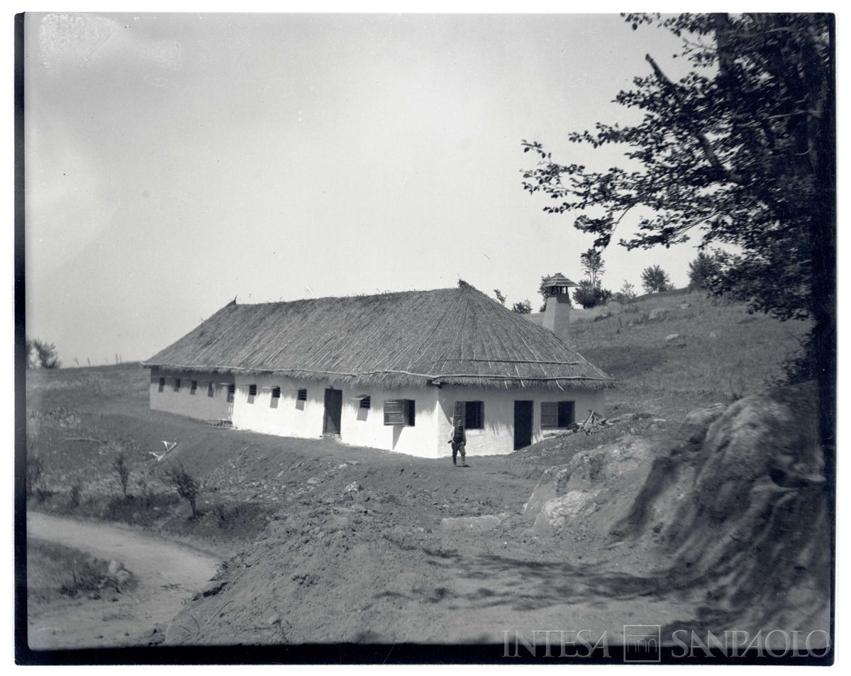 Edificio con tetto di paglia, 1905 circa (Bernardino Nogara)