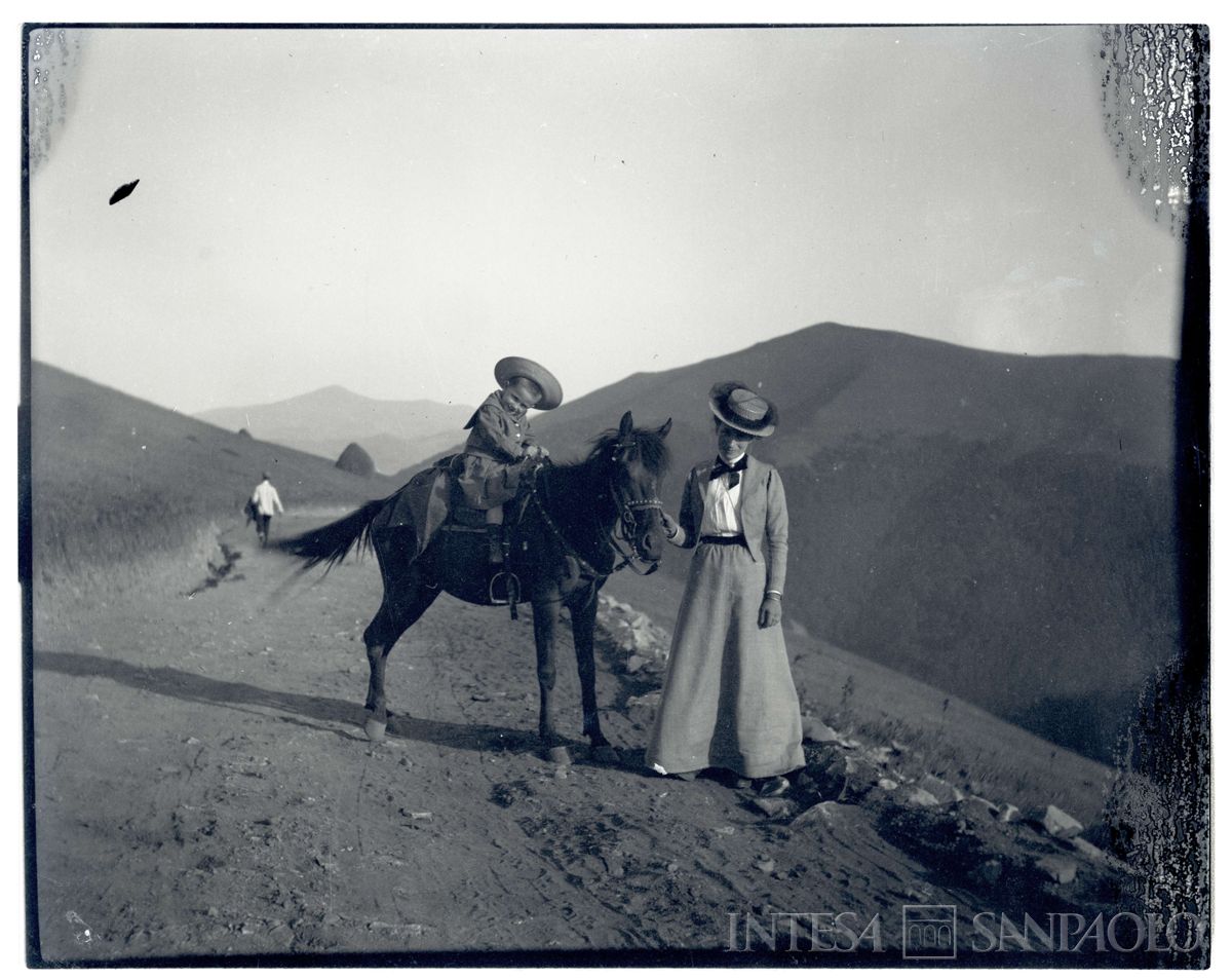 Ester Nogara nei pressi di un edificio rustico con un figlio (Johnny?), a cavallo, 1905 circa (Bernardino Nogara)