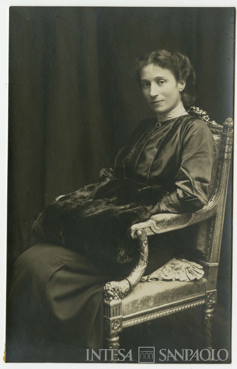 Ester Nogara ritratta in studio fotografico, seduta, 1913 (Italo Pacchioni)