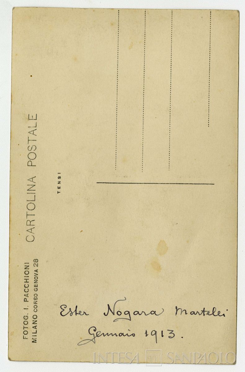 Ester Nogara ritratta in studio fotografico, seduta, 1913 (Italo Pacchioni), verso