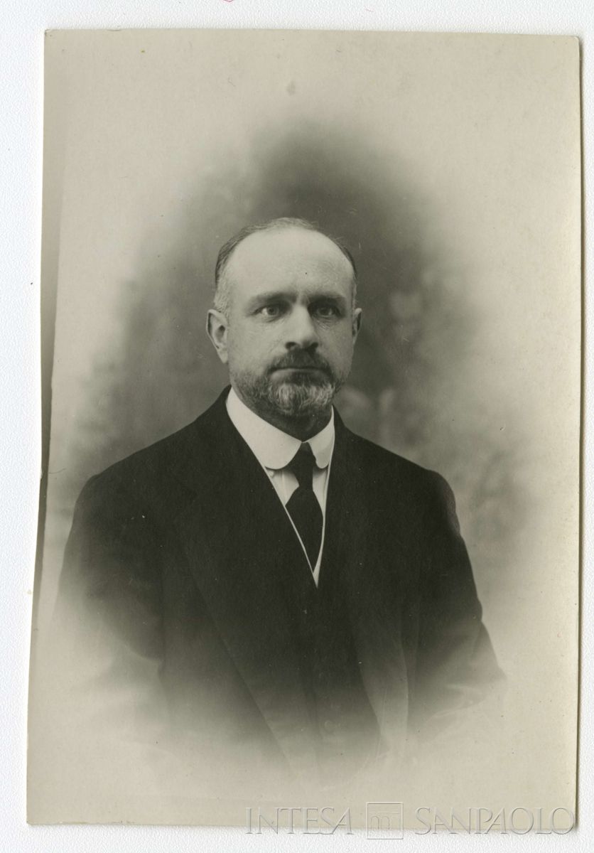 Bernardino Nogara ritratto in studio fotografico, anni 1910 (Foto Splendor)