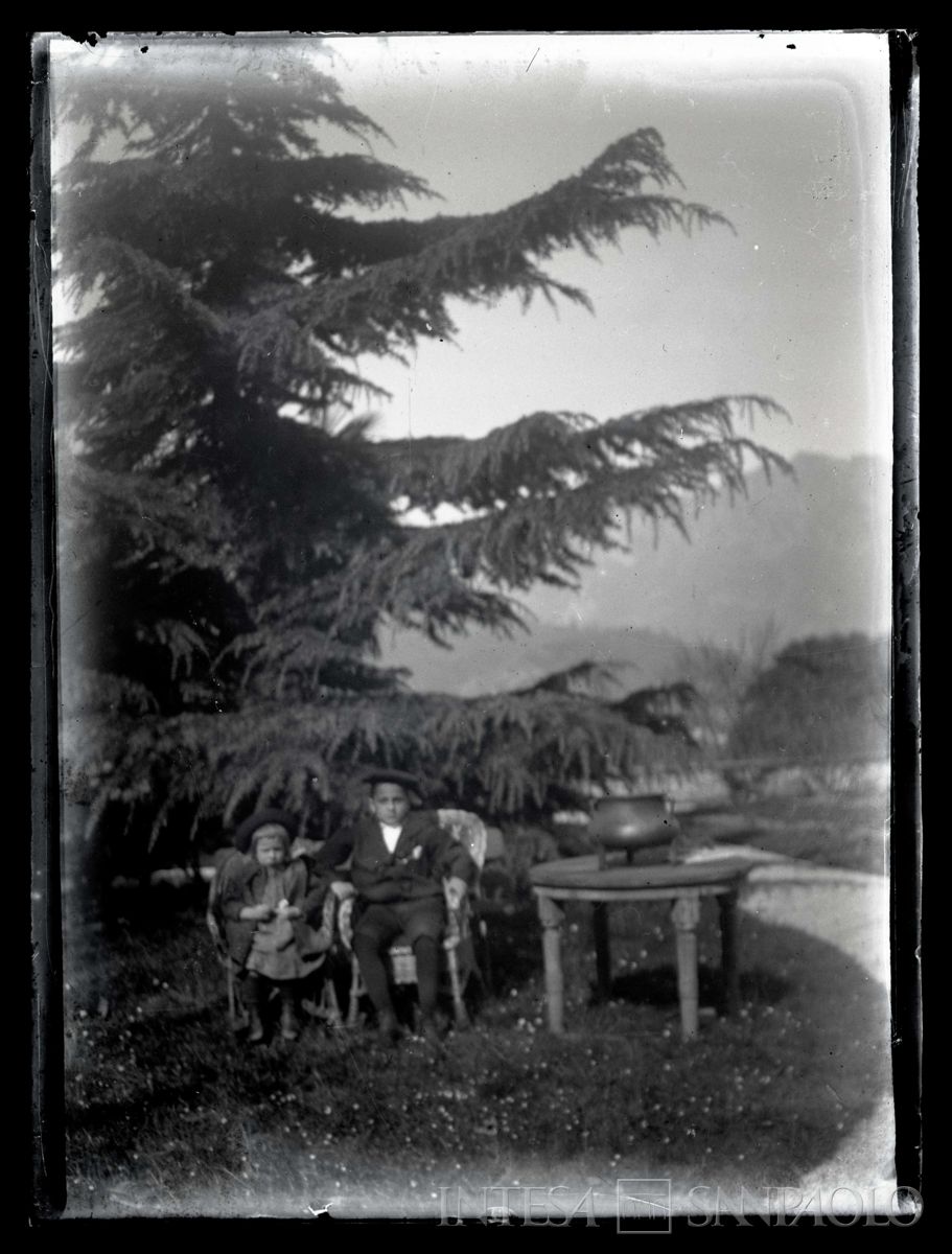 Nogara Johnny e Paolo in giardino a Maggianico, 1911 circa (fotografo sconosciuto)