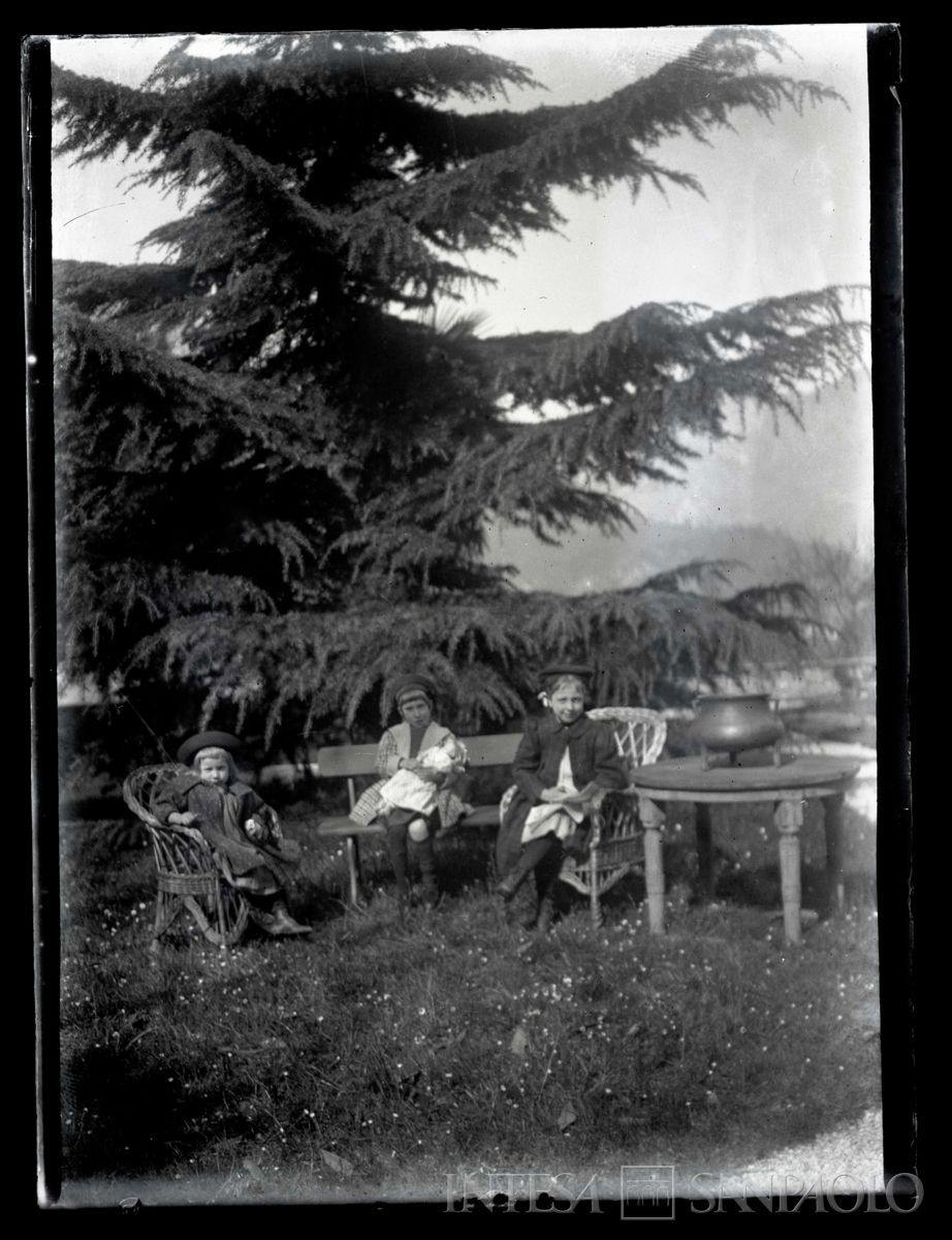 Nogara Antonietta, Giulia e Paolo in giardino a Maggianico, 1911 circa (fotografo sconosciuto)
