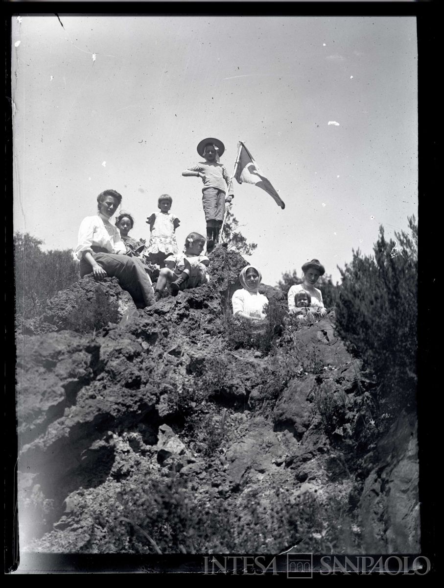 Gita nei pressi di Bellano, anni 1910 (fotografo sconosciuto)