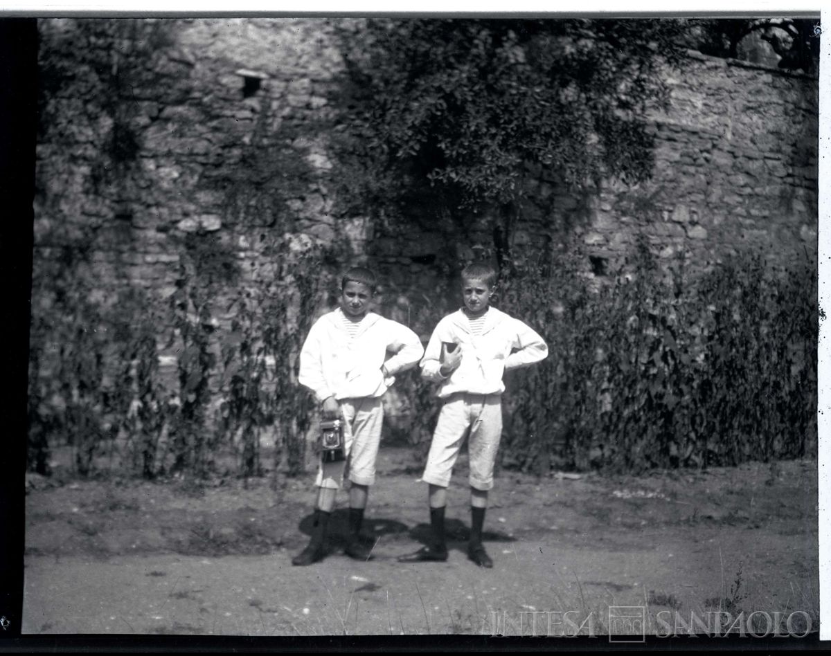 Nogara Johnny e Josy a Bellano, 1911 (fotografo sconosciuto), verso
