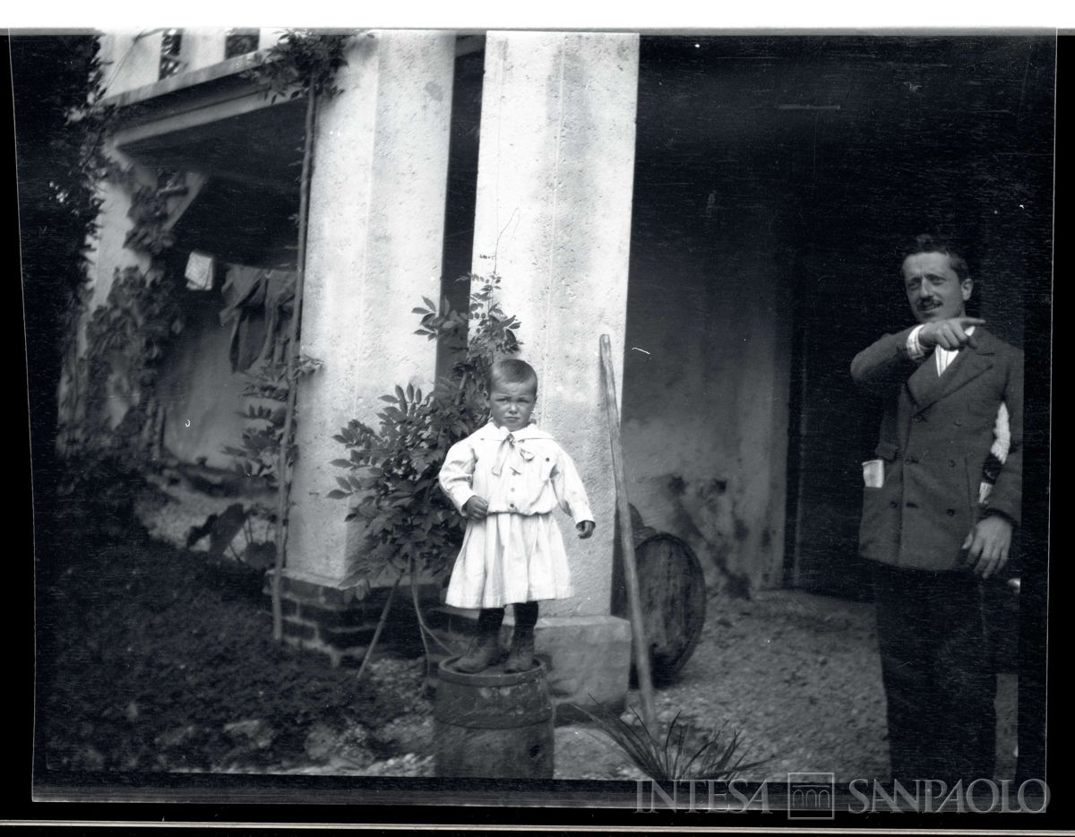 Nogara  Paolo con lo zio Carlo nei giorni della vendemmia a Bellano, 1912 circa (fotografo sconosciuto)