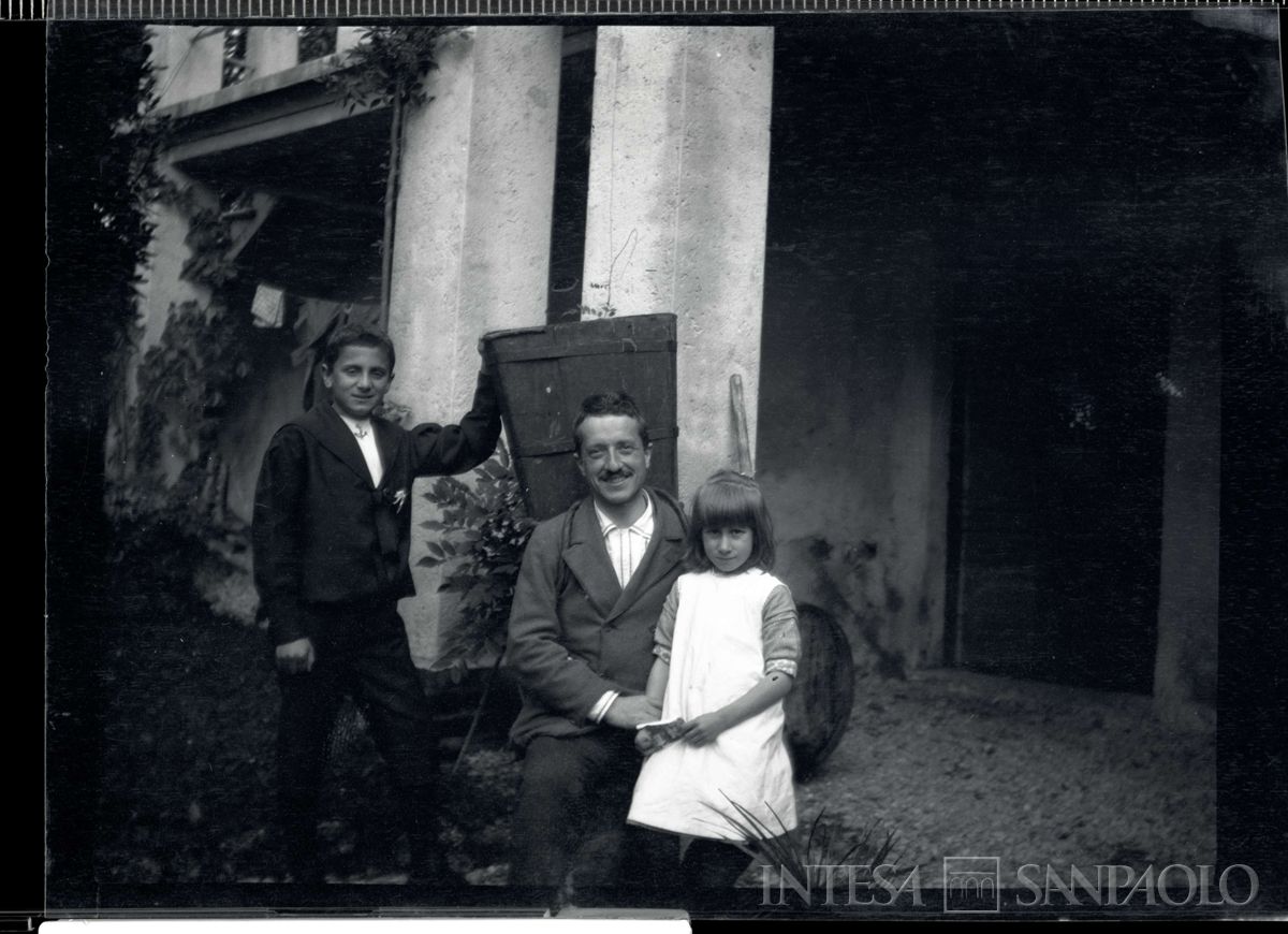 Nogara Johnny e Giulia con lo zio Carlo nei giorni della vendemmia a Bellano, 1912 circa (fotografo sconosciuto)