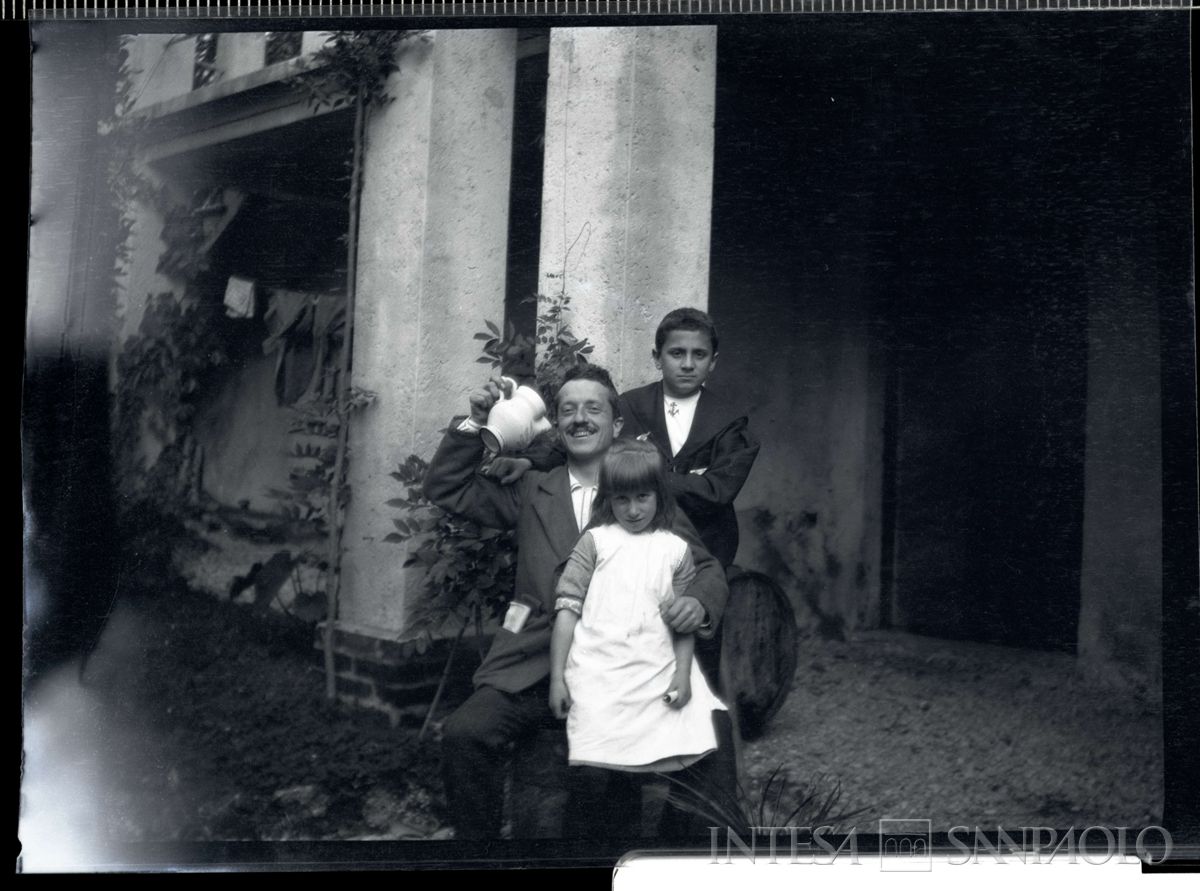 Nogara Johnny e Giulia con lo zio Carlo nei giorni della vendemmia a Bellano, 1912 circa (fotografo sconosciuto)