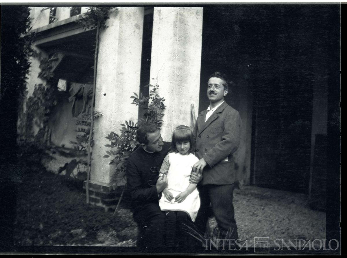 Nogara Giulia con gli zii Carlo e Giovanni nei giorni della vendemmia a Bellano, 1912 circa (fotografo sconosciuto)